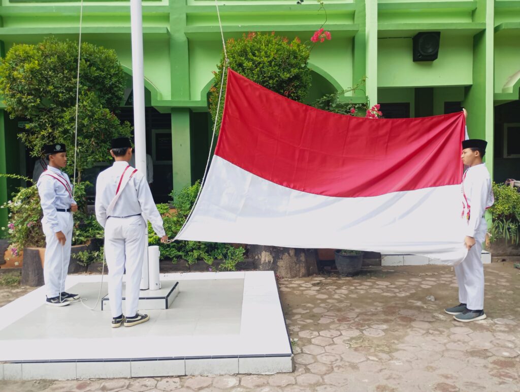 Upacara Bendera: Pembina Ingatkan Pentingnya Tanggung Jawab dan Disiplin 6